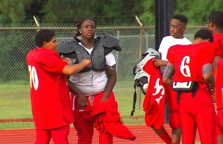 Girl makes gridiron history at Marshall Middle School 12newsnow